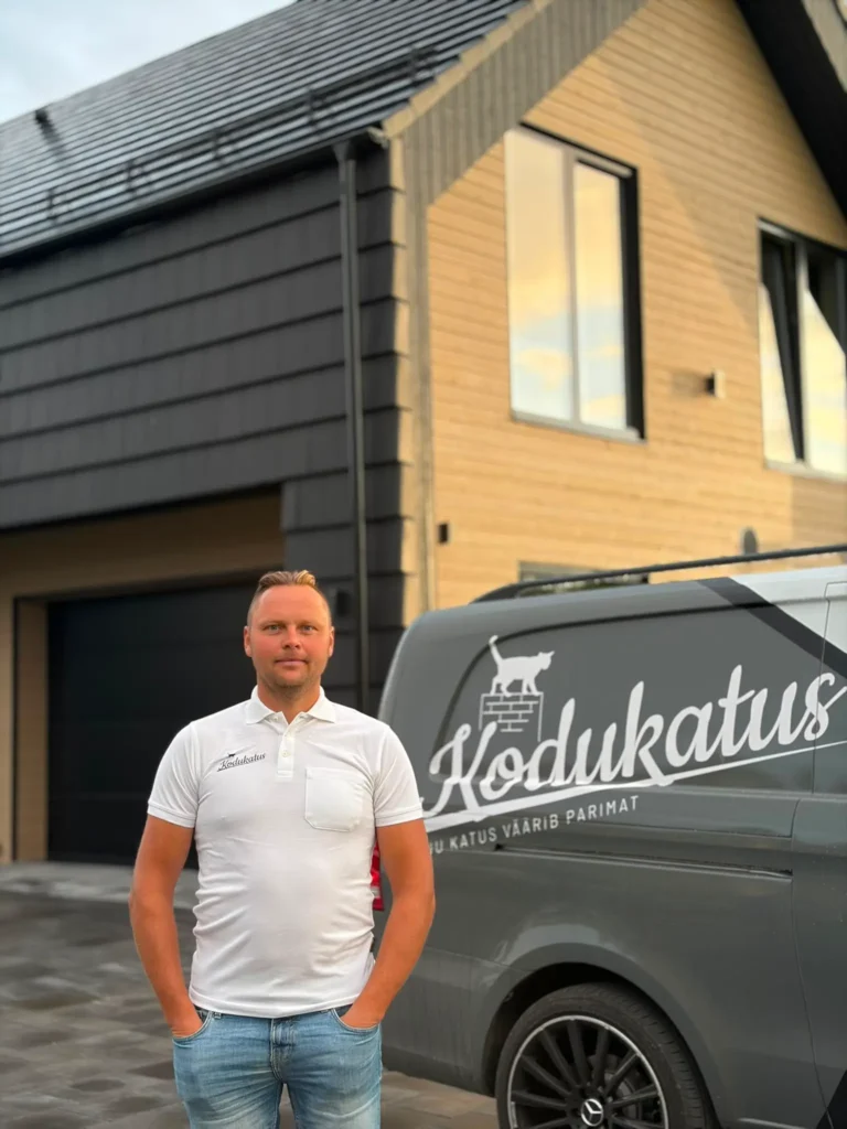 Kodukatus OÜ ehitusspetsialist valminud maja juures